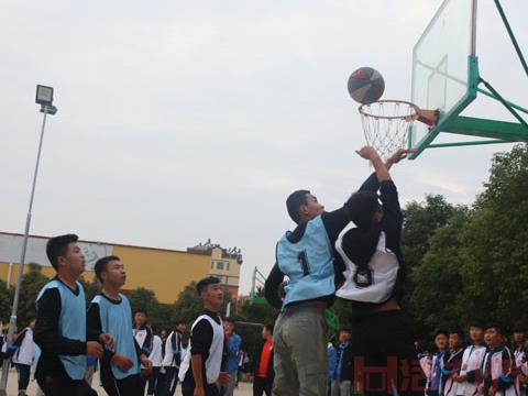 如何通过篮球运动活跃校园体育文化氛围？