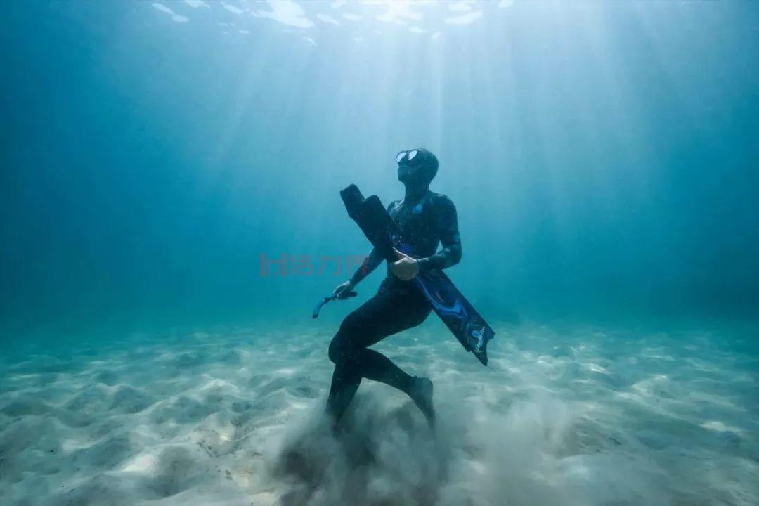 练习自由潜水的人是怎么在水下憋气那么长时间的？