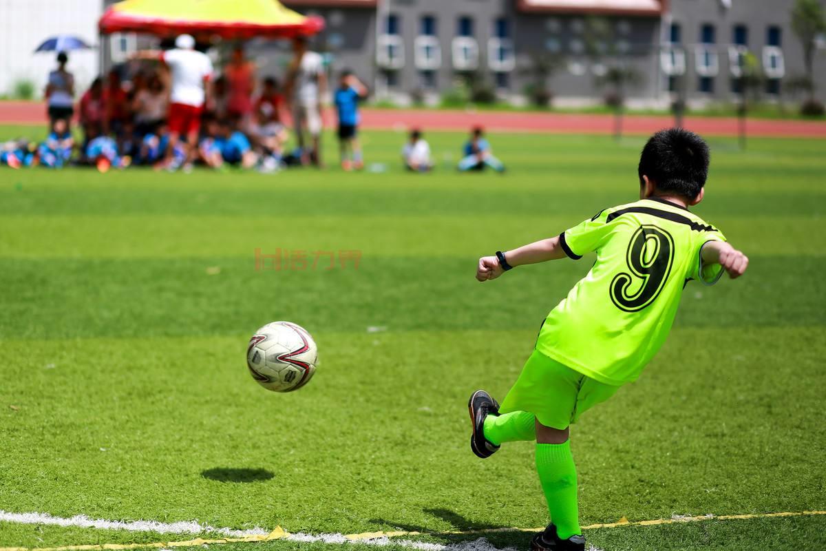 ​青少年参加足球运动的好处有哪些？