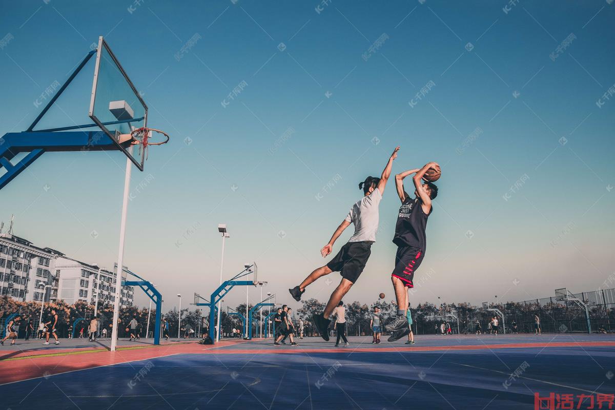 如何通过篮球运动活跃校园体育文化氛围？