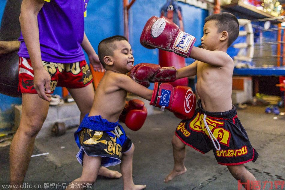 13岁的泰国小孩Anucha Tasako的泰拳比赛
