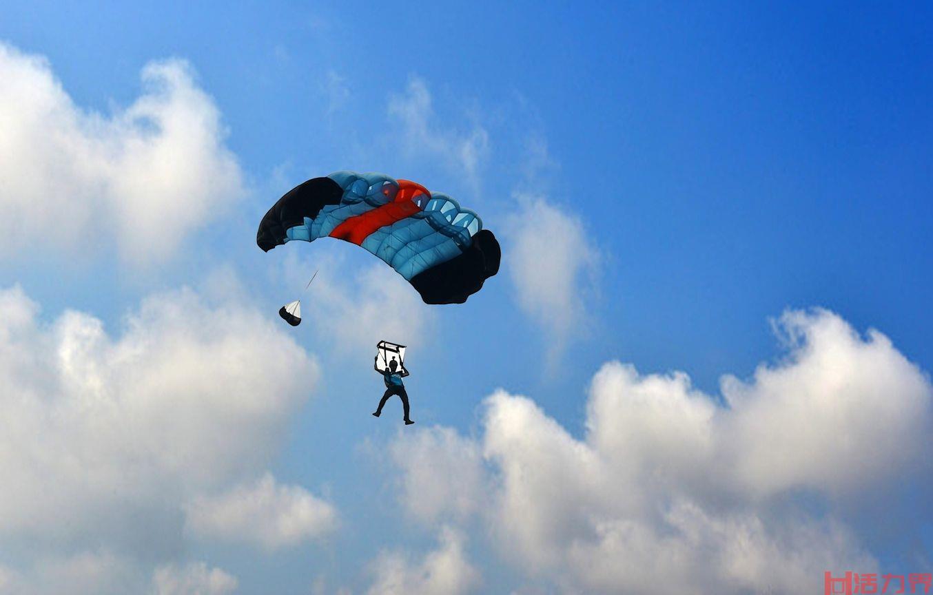 第七届世界军人运动会跳伞项目在武汉开赛
