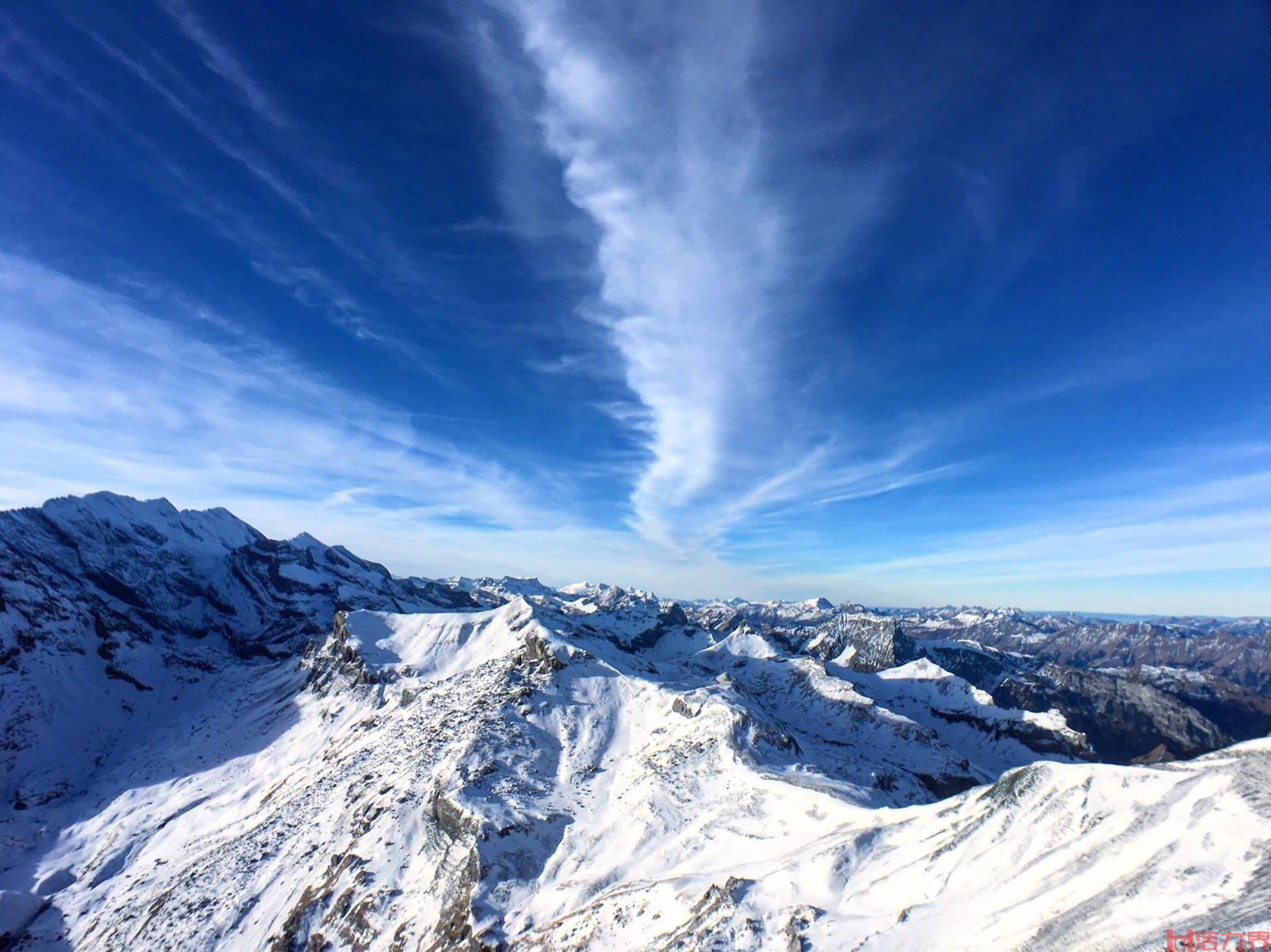 海拔近3000米的雪朗峰上玩极限健身