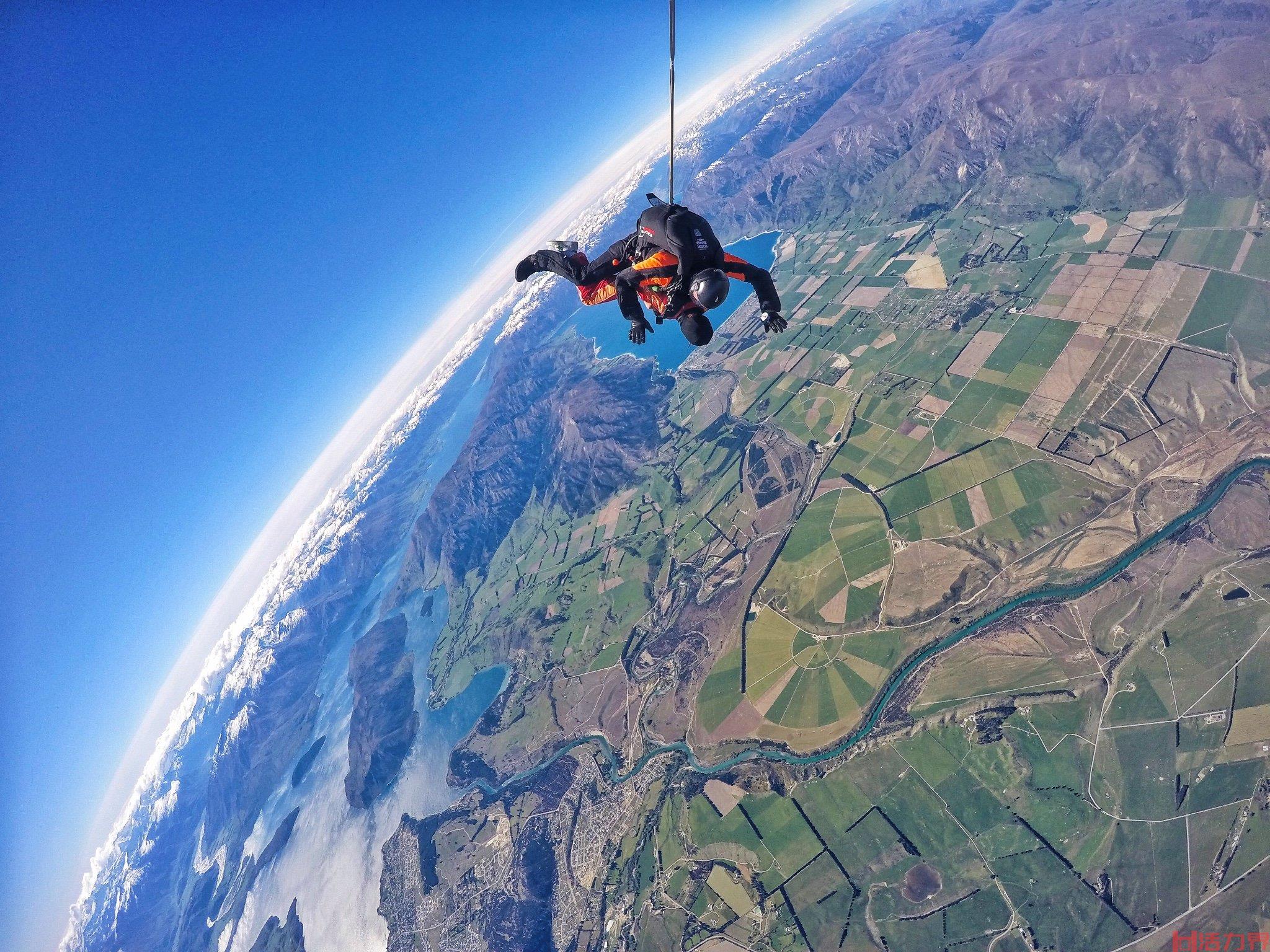 被誉为“世界冒险之都”新西兰双人高空跳伞的发源地
