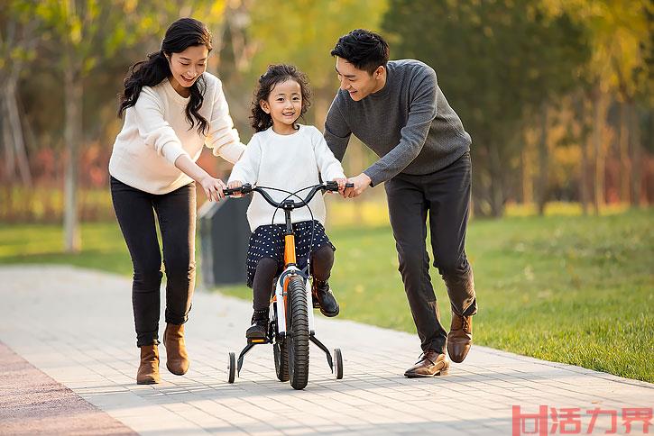 家长：教孩子骑儿童平衡车的方法