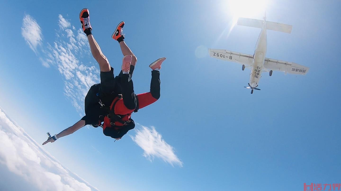 跳伞爱好者为什么愿意冒着生命危险去玩耍？因为快乐！