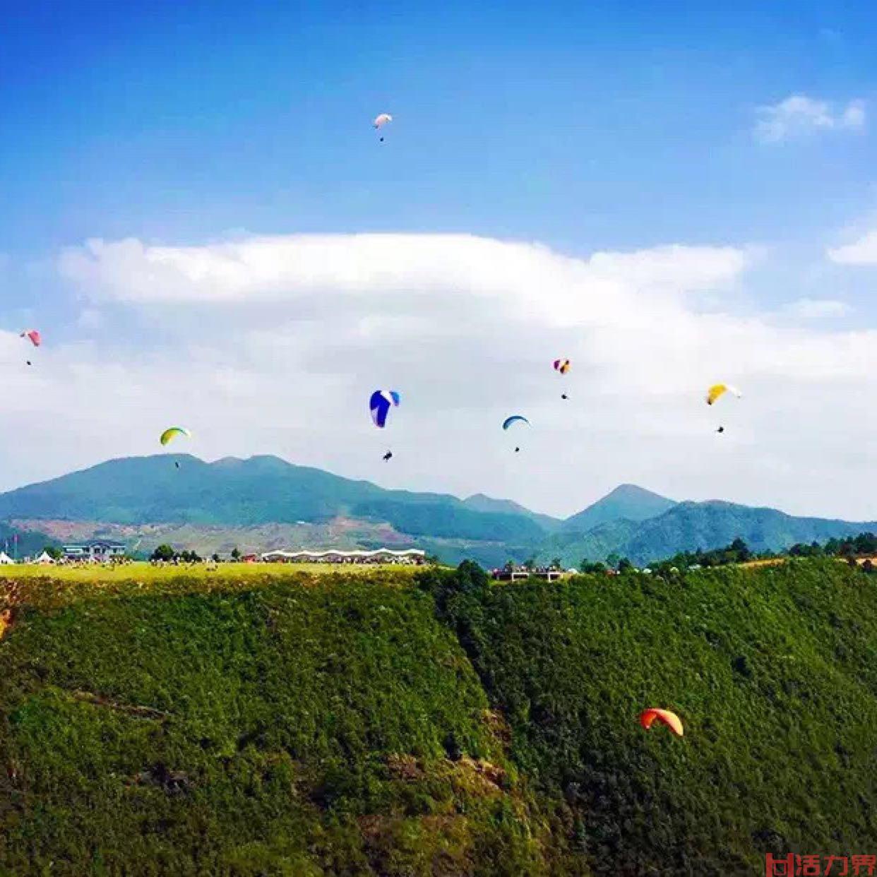 世界三大滑翔伞胜地，跟着滑翔伞御风而行，天际遨游！