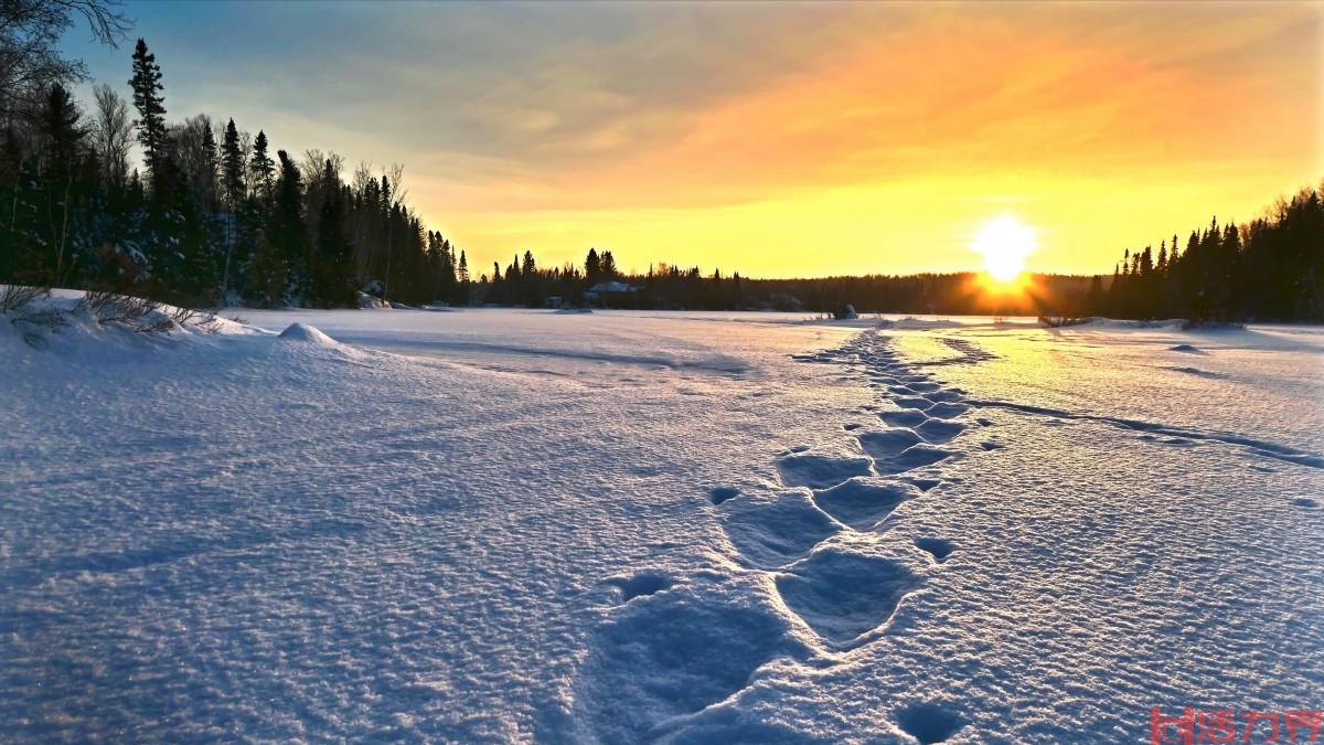 加拿大魁北克省雪地摩托坠入冰湖5人失踪，1人丧生