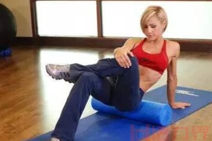 用泡沫轴锻炼大腿外侧肌群的动作？