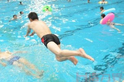经常游泳的人对身体有哪些好处或坏处呢？