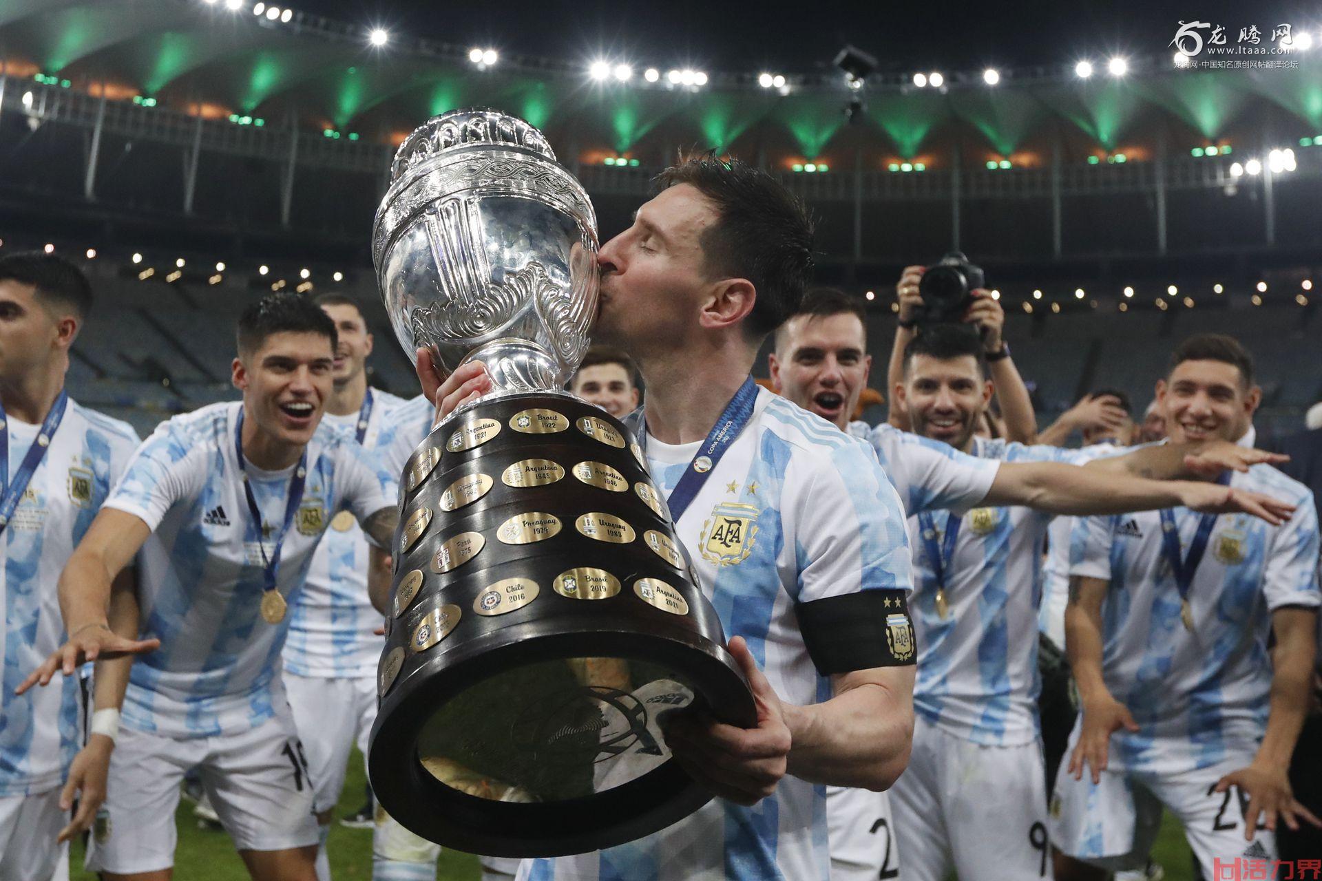 阿根廷世界杯夺冠庆典 梅西和球迷一起庆祝？
