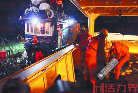 湛江两名男子自驾木船海钓遇风浪落水！所幸被海事部门救起？